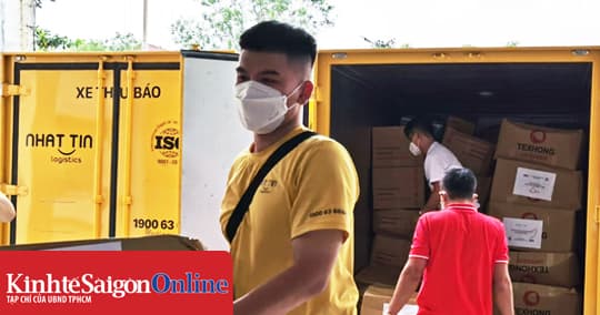Thesaigontimes.vn | Nối vòng tay lớn: 400 phần quà tiếp tục đến với người dân khó khăn trên nhiều quận huyện